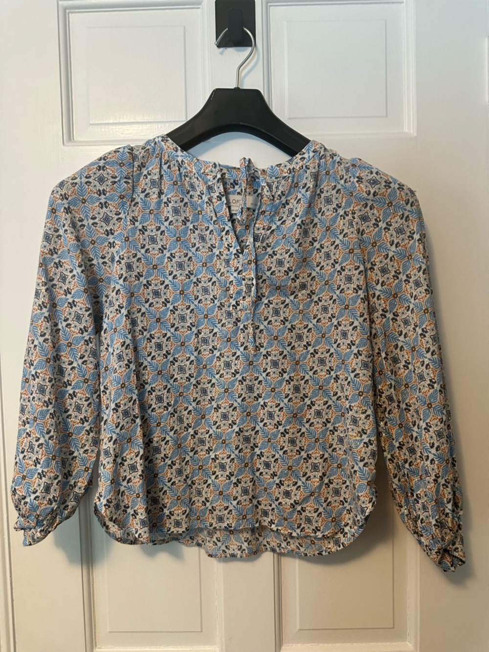 LOFT Petite Blue & Cream Medallion  Print with Gold Metallic Accents Blouse XSP